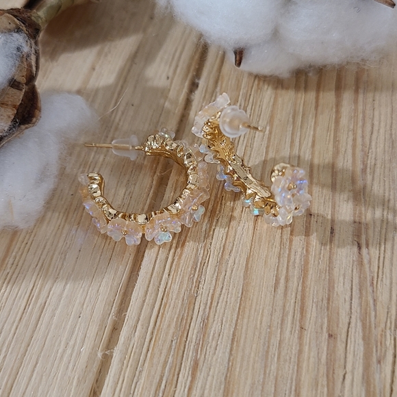 🌼🌼NEW🌼🌼VERY PRETTY!! Irridecent Flower Hoop Earrings in GOLD - Picture 16 of 16